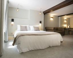 Logis du Parvis ***Face Cathédrale/in front of the Cathedral***